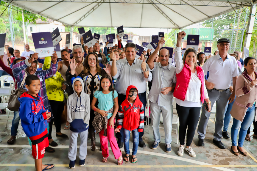 Prefeitura entrega matrículas residenciais para moradores da Vila Aparecida I e II