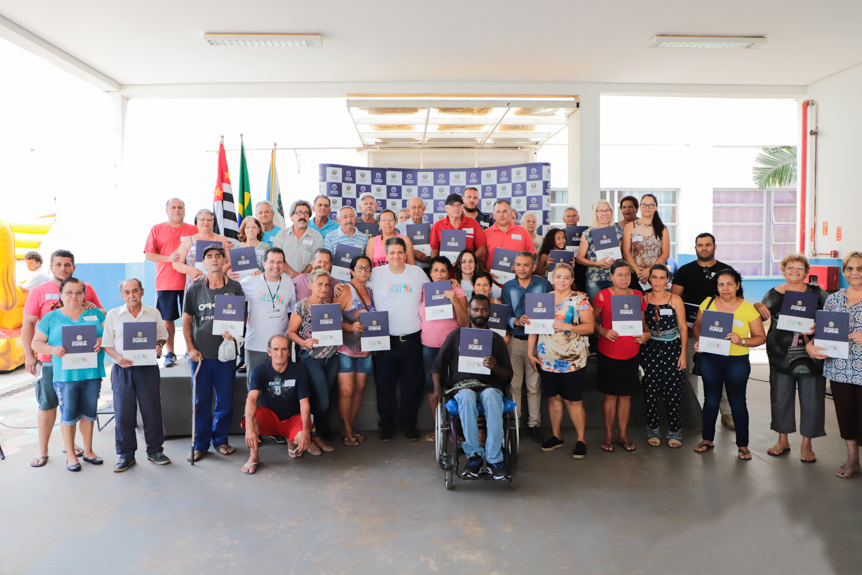 Emoção e felicidade! Prefeitura entrega mais de 70 escrituras no Jardim Vitória e no Quilombo