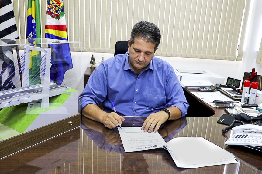 Prefeito assina contrato de construção da Ponte Estaiada sobre o Rio Jundiaí