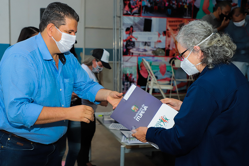 A Casa É Sua: emoção marca a entrega de 69 matrículas a moradores do Portal das Mangas