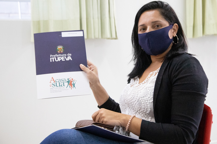 Entrega de matrículas residenciais garante a conquista de 41 famílias do bairro Nova Cristalina